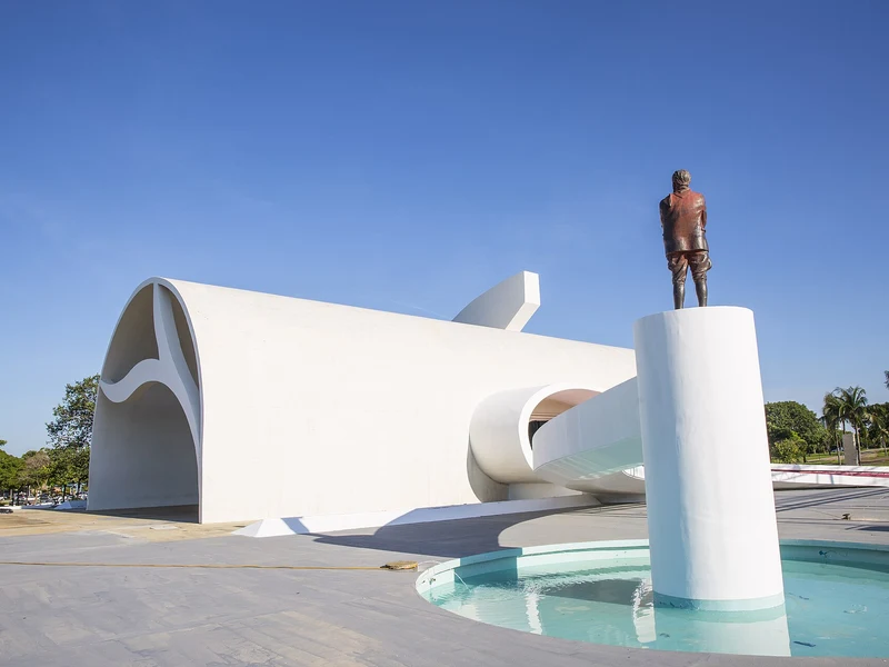 Memorial com a estátua Cavaleiro da Luz