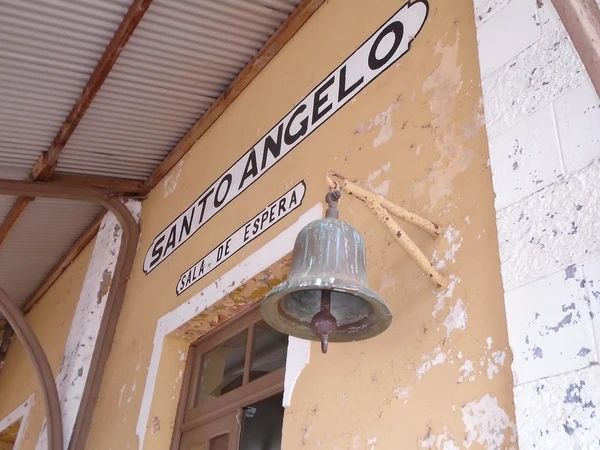 Detalhe da Sala de Espera com sino histórico