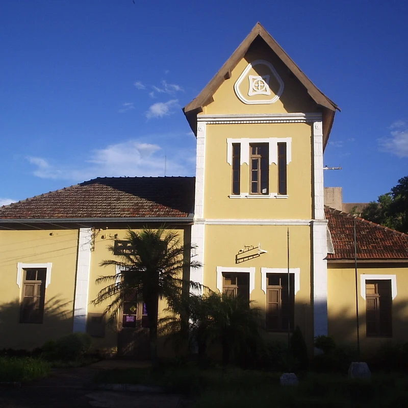 Fachada com palmeiras